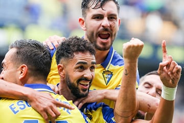 Chris Ramos celebrando el 2-0 ante el Real Oviedo con Víctor Chust y Gonzalo Escalante.