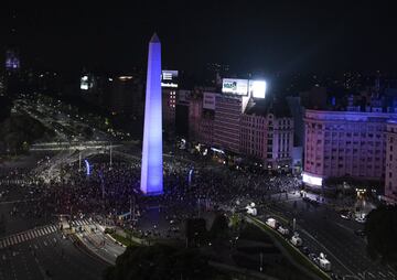 Aficionados argentinos se congregaron en la Plaza del Obelisco en Buenos Aires como homenaje a Diego Armando Maradona y llorar juntos su pérdida