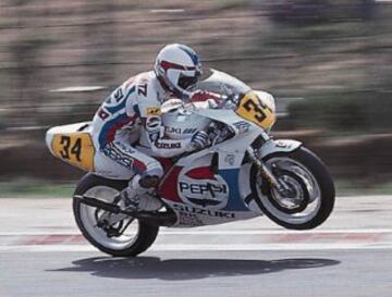 Debutó en 500cc en 1986 y se retiró en 1995. Una imagen de la temporada 88 con los colores de la inolvidable Pepsi Suzuki.