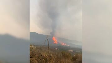 El video que muestra el momento en que se derrumba el cono del volcán y desborda la lava