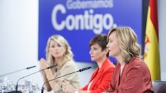 (I-D) La vicepresidenta segunda y ministra de Empleo, Yolanda Díaz; la ministra de Política Territorial y portavoz del Gobierno, Isabel Rodríguez, y la ministra de Educación y Formación Profesional, Pilar Alegría, durante una rueda de prensa tras el Consejo de Ministros, en el Palacio de La Moncloa, a 11 de abril de 2023, en Madrid (España). El Consejo de Ministros ha aprobado hoy distribuir la cifra récord de 2.803,8 millones de euros entre las comunidades autónomas para la gestión de las políticas activas de empleo. Esta cantidad se destinará a actuaciones para combatir el paro, especialmente el de larga duración (más de un año en el desempleo), así como para mejorar la empleabilidad de los trabajadores. La distribución territorial definitiva de los 2.803 millones aprobados hoy para políticas activas de empleo se decidirá en el marco de la Conferencia Sectorial de Empleo y Asuntos Laborales de las próximas semanas.
11 ABRIL 2023;MADRID;CONSEJO DE MINISTROS;COMBATIR PARO
Eduardo Parra / Europa Press
11/04/2023