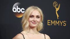 Sophie Turner desvel&oacute; ayer en la alfombra roja de los premios Emmy el tatuaje que se ha hecho con Maisie Williams para celebrar ser parte de Juego de Tronos.