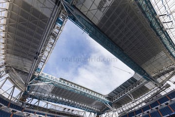 Las lamas del exterior ya están instalándose en la fachada del nuevo Santiago Bernabéu. Serán una de las grandes características del nuevo feudo blanco.