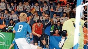 Andreu dispara a puerta.