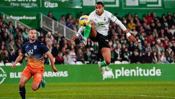 Jordi Mboula, del Racing, frente al Leganés.