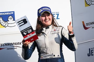 Tatiana Calderón, con su trofeo.