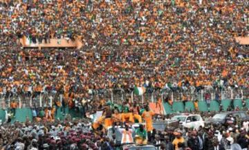 La ciudad de Abidjan se llenó de una multitud de marfileños deseosos de ver a su selección como campeones de África. El Presidente de Costa de Marfil, Alassane Ouattara, acompañó al equipo en su recorrido. 