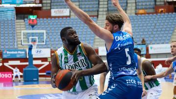 Ndoye trata de superar a Carlson durante el Acunsa GBC-Coosur Betis.