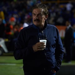 LaVolpe dice que Chivas tiene que rescatar a sus jugadores, en lugar de venderlos