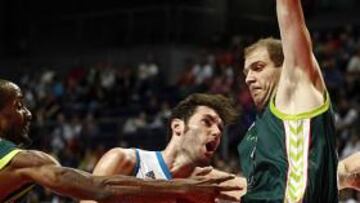 <b>EN LA LIGA.</b> Rudy Fernández supera a Zoric y Calloway (Unicaja).