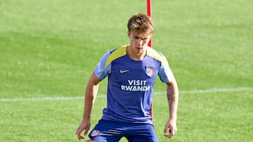 Pablo Barrios, en el entrenamiento del Atlético.