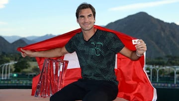 Roger Federer posa con la bandera de Suiza y el trofeo que le acredita como ganador del torneo de Indian Wells. 