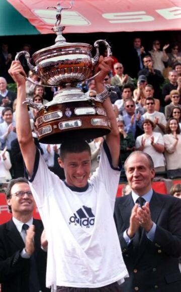 El ruso Marat Safin levanta la copa que le entregó el Rey Don Juan Carlos, tras ganar en la final del Torneo Godo en 2000