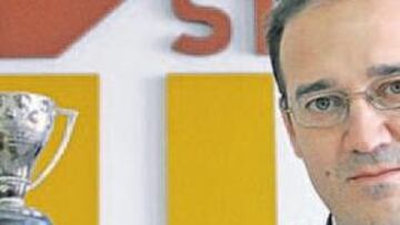 <b>RECUERDOS. </b>Álvaro, agente de U 1st Sports, guarda algunos de los trofeos de Antonio Calderón.