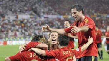 Los jugadores celebran el gol de Torres en la final de la Eurocopa