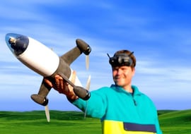 Diseña un pequeño dron casero en el garaje con su padre, lo estrena, llaman a la puerta y son los del Récord Guinness