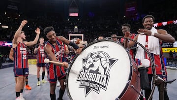 Los jugadores del Baskonia celebran su victoria tras el partido de Liga ACB entre el Baskonia y Real Madrid jugado esta tarde en el Fernando Buesa Arena de Vitoria.