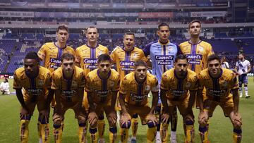 MEX2798.PUEBLA (MÉXICO), 18/08/2023.- Jugadores de Atlético San Luis posan hoy, durante un partido de la jornada 4 del torneo Apertura 2023 de la liga de fútbol mexicano disputado en el estadio Cuauhtémoc, en Puebla (México). EFE/Hilda Ríos