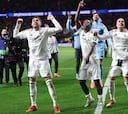 Vinicius presume a la afición del Atleti las 15 Champions del Madrid
