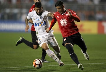 El partido entre Santos e Independiente fue suspendido a pocos minutos de final por incidentes en las tribunas del Pacaembú cuando el juego iba 0-0. Este resultado le da la clasificación a Independiente a los cuartos de final de la Copa Libertadores luego de la decisión de la Conmebol de otorgarle el triunfo 3-0 en la ida por la mala inclusión del uruguayo Carlos Sánchez.