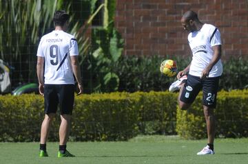 Thierry Henry se puso la camiseta 24 de Atlético Nacional en un entrenamiento en 2013, cuando el equipo dirigido por Juan Carlos Osorio consiguió el bicampeonato del fútbol profesional colombiano.