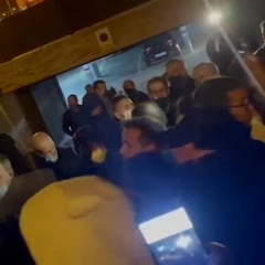 Sale a la luz este vídeo en la puerta del presunto asesino del niño: "Sacadle, que lo matamos"