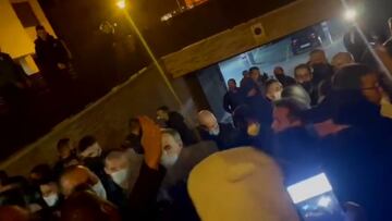 Sale a la luz este v¨ªdeo en la puerta del presunto asesino del ni?o: "Sacadle, que lo matamos"