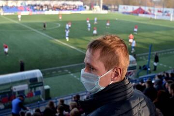 Un espectador durante el partido entre FC Minsk y el Dinamo de Minsk.