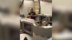 Shakira y Piqué en avión y la azafata baila el 'Waka Waka'