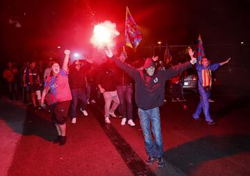 El Levante ha sido recibido con honores por los seguidores a su llegada a Valencia tras la victoria ante el Real Madrid en el Bernabéu.