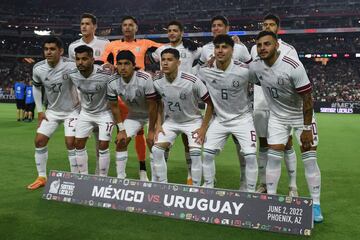 AME4334. GLENDALE (), 02/06/2022.- Jugadores de México posan hoy, en un partido amistoso entre las selecciones de México y Uruguay en el estadio de la Universidad de Phoenix en Glendale (EEUU). EFE/ Max Simbron
