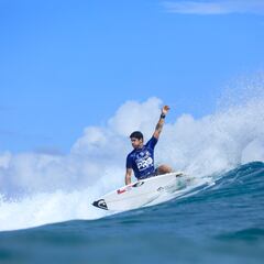 Surfista chileno brilla en el extranjero: ¡campeón en República Dominicana!