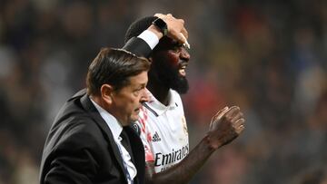 Antonio Rüdiger es atendido por el servicio médico del Real Madrid.