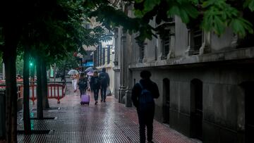 Variasa personas caminan bajo la llave, a 29 de mayo de 2023, en Madrid (España). La Agencia Estatal de Meteorología (Aemet) ha avisado de la alerta naranja en Madrid por la tormenta que ha dejado varias incidencias en la tarde de hoy. Las fuertes lluvias han provocado cortes en carreteras y varias líneas de Metro y ha obligado a desviar varios vuelos en Barajas.
29 MAYO 2023;CAMBIO CLIMATICO;LLUVIA;TORMENTA;TIEMPO;
Ricardo Rubio / Europa Press
29/05/2023