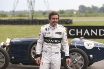 El piloto español de Formula 1 Fernando Alonso participa junto a Facundo Pieres, en un acto en en el Owners Club de Buenos Aires (Argentina). Alonso participó en un desafío inédito: correr en un Bugatti contra Pieres, uno de los mejores polistas del mundo, que corrió montado sobre su caballo.















