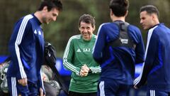 Cuco Ziganda durante el entrenamiento del Real Oviedo, este jueves.