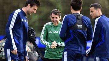 Cuco Ziganda durante el entrenamiento del Real Oviedo, este jueves.