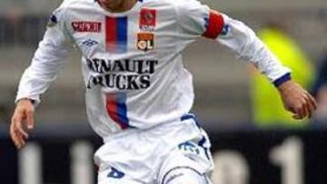 <B>FRANCOTIRADOR.</B> El centrocampista brasileño es uno de los mejores lanzadores de faltas del mundo.