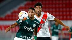 Brazil&#039;s Palmeiras Rony (L) and Argentina&#039;s River Plate Milton Casco vie for the ball during their Copa Libertadores semifinal football match at the Libertadores de America stadium in Avellaneda, Buenos Aires Province, Argentina, on January 5, 2021. (Photo by MARCOS BRINDICCI / various sources / AFP)