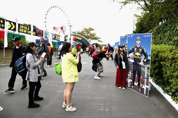 Una aficionada posa con la figura de cart車n de Daniel Ricciardo.