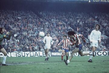 El Atlético se medía al Real Madrid en la jornada 16 de la Liga. Los rojiblancos ganaron 4-0 con Rubén Cano (2), Panadero y Bermejo como goleadores.