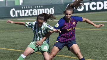 Lieke Martens, del Barcelona, pelea un balón con Rosa Márquez, del Betis.