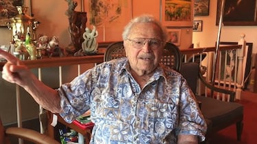 Persoff vivió más de un siglo de arte y carácter. Nacido en Jerusalén en 1919, emigró a Estados Unidos en su infancia y comenzó allí su carrera como actor tras servir en la Segunda Guerra Mundial. Desde los años 50, brilló en cine y televisión con papeles memorables en 'Con faldas y a lo loco', y 'Fievel y el Nuevo Mundo', mostrando una versatilidad que lo convirtió en uno de los grandes secundarios de Hollywood.

Se retiró en 1999 y dedicó sus últimos años a la pintura, viviendo en California junto a su esposa. Falleció en 2022 a los 102 años, dejando un legado de más de 200 producciones y una vida marcada por la pasión artística y la longevidad ejemplar.