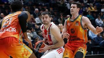 VALENCIA, 06/01/2023.- El escolta de Estrella Roja Stefan Markovic (c) controla el balón junto a Xavi López Arostegui (d), del Valencia Basket, durante el partido de la jornada 17 de la EuroLiga disputado hoy viernes en el pabellón de la Fuente de San Luis, en Valencia. EFE/Miguel Ángel Polo
