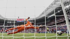 PAMPLONA, 30/10/2022.- Momento de uno de los goles marcados por el Osasuna ante el Real Valladolid durante el partido de LaLiga de fútbol disputado en el estadio El Sadar, este domingo, en Pamplona. EFE/ Jesús Diges
