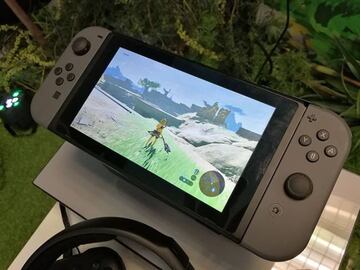 Switch en modo portable con el esperado Zelda: Breath of the Wild, un juego de sobremesa que podemos jugar port&aacute;til