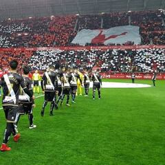 El Sporting homenajea a Quini con un mosaico ante el Rayo