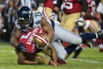 El defensive end Michael Bennett fue uno de los jugadores destacados de la defensa 'hawk y amarg¨® la noche a Kaepernick, con 3,5 sacks (adem¨¢s de 4 tackles). Tambi¨¦n destacaron Cliff Avril (1,5 sacks y 4 tackles) y Bobby Wagner (5 tackles). El quarterback local se qued¨® en unas decepcionantes 124 yardas de pase y sufri¨® 6 sacks.