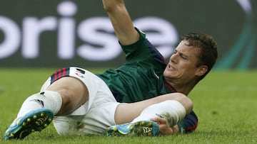 GRA190. BILBAO, 30/10/2016.- El delantero de Osasuna Oriol Riera pide el cambio tras lesionarse en el partido frente al Athletic de Bilbao correspondiente a la décima jornada de liga Santander disputado en San Mamés. EFE/LUIS TEJIDO