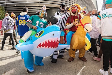 El estadio Santiago Bernabéu fue ayer una fiesta para recibir el primer partido de la Liga Nacional de Fútbol Americano
(NFL) disputado en España. El ambiente antes del encuentro, que enfrentó a los Miami Dolphins con los Washington
Commanders, era de color americano. En la imagen, un grupo de aficionados posan con divertidos atuendos.